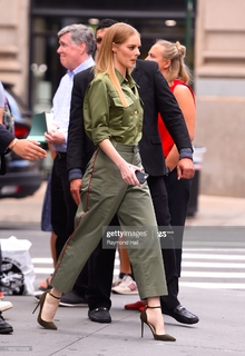 Samara Weaving feet photo thumbnail