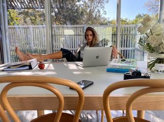 Samara Weaving feet photo thumbnail