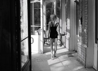 Samara Weaving feet photo thumbnail