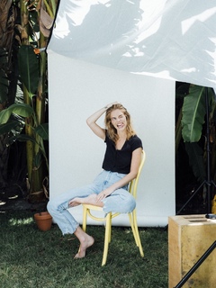 Samara Weaving feet photo thumbnail