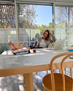 Samara Weaving feet photo thumbnail