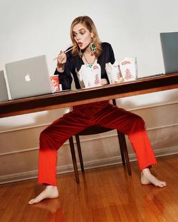 Samara Weaving feet photo thumbnail