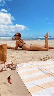 Samara Weaving feet photo thumbnail