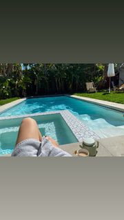 Samara Weaving feet photo thumbnail