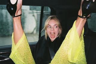Samara Weaving feet photo thumbnail
