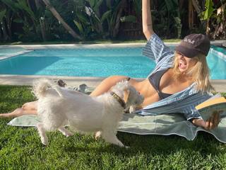 Samara Weaving feet photo thumbnail