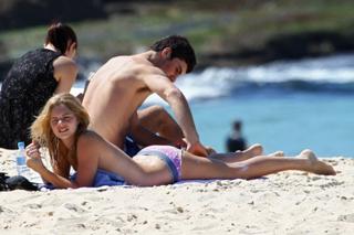 Samara Weaving feet photo thumbnail