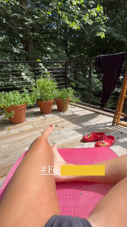 Samara Weaving feet photo thumbnail