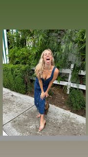 Samara Weaving feet photo thumbnail