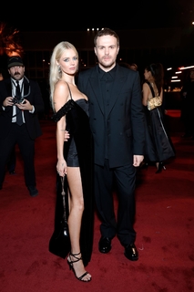 Samara Weaving feet photo thumbnail