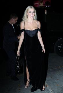 Samara Weaving feet photo thumbnail