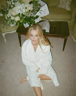 Samara Weaving feet photo thumbnail