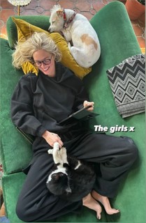 Samara Weaving feet photo thumbnail