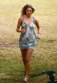 Samara Weaving feet photo thumbnail