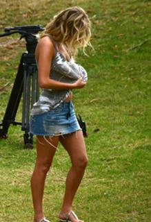 Samara Weaving feet photo thumbnail