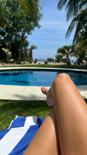 Samara Weaving feet photo thumbnail