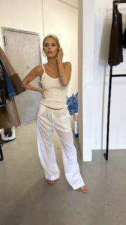 Samara Weaving feet photo thumbnail