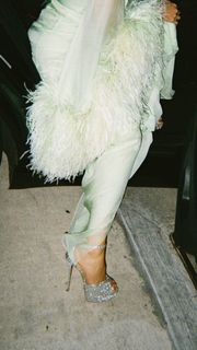 Samara Weaving feet photo thumbnail