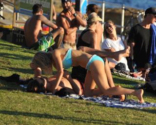 Samara Weaving feet photo thumbnail