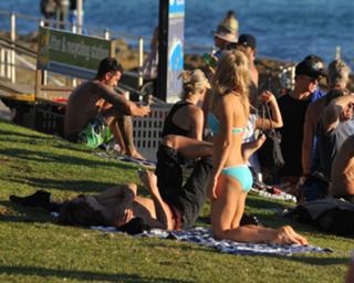 Samara Weaving feet photo thumbnail