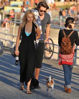 Samara Weaving feet photo thumbnail