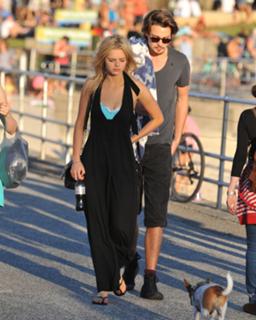 Samara Weaving feet photo thumbnail