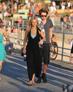 Samara Weaving feet photo thumbnail