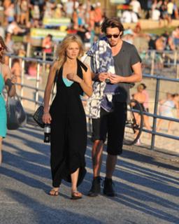 Samara Weaving feet photo thumbnail