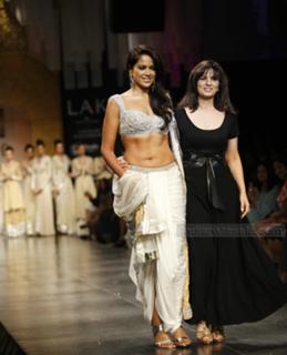 Sameera Reddy feet photo thumbnail