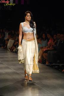 Sameera Reddy feet photo thumbnail