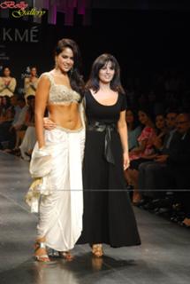 Sameera Reddy feet photo thumbnail