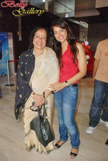 Sameera Reddy feet photo thumbnail