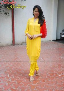Sameera Reddy feet photo thumbnail