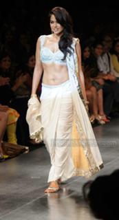 Sameera Reddy feet photo thumbnail