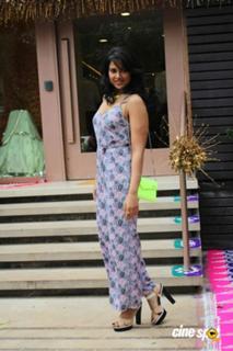 Sameera Reddy feet photo thumbnail