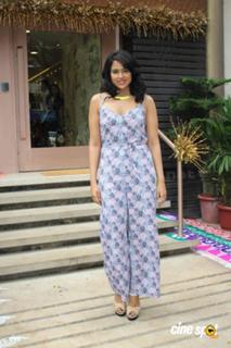 Sameera Reddy feet photo thumbnail