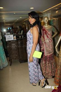 Sameera Reddy feet photo thumbnail