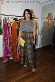 Sameera Reddy feet photo thumbnail