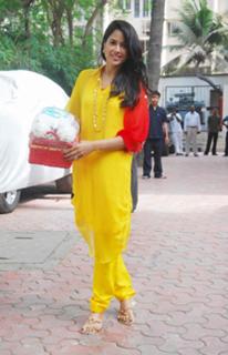 Sameera Reddy feet photo thumbnail