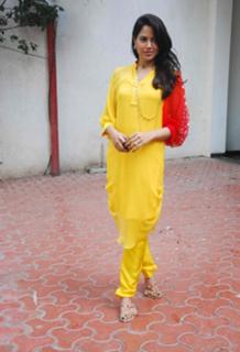 Sameera Reddy feet photo thumbnail