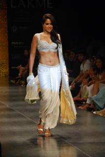 Sameera Reddy feet photo thumbnail