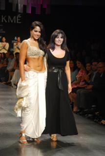 Sameera Reddy feet photo thumbnail