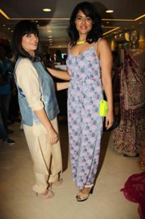 Sameera Reddy feet photo thumbnail