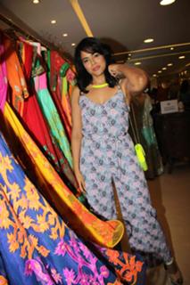 Sameera Reddy feet photo thumbnail