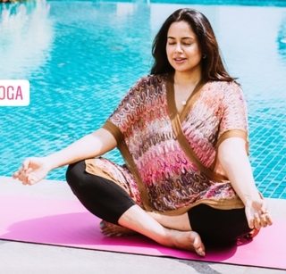 Sameera Reddy feet photo thumbnail