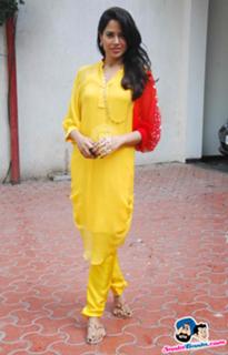 Sameera Reddy feet photo thumbnail