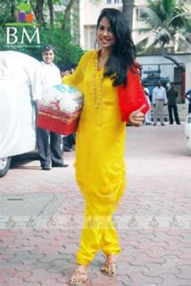 Sameera Reddy feet photo thumbnail