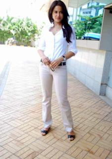 Sameera Reddy feet photo thumbnail