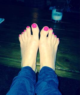 Samia Longchambon feet photo thumbnail