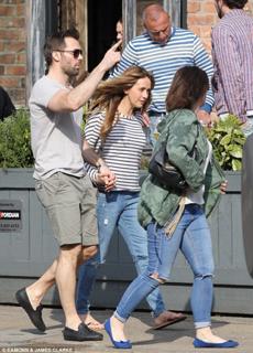 Samia Longchambon feet photo thumbnail